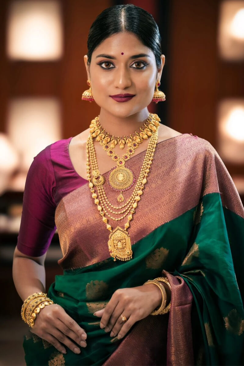 Scintilla Dark Green Soft Silk Saree With Tempting Blouse Piece