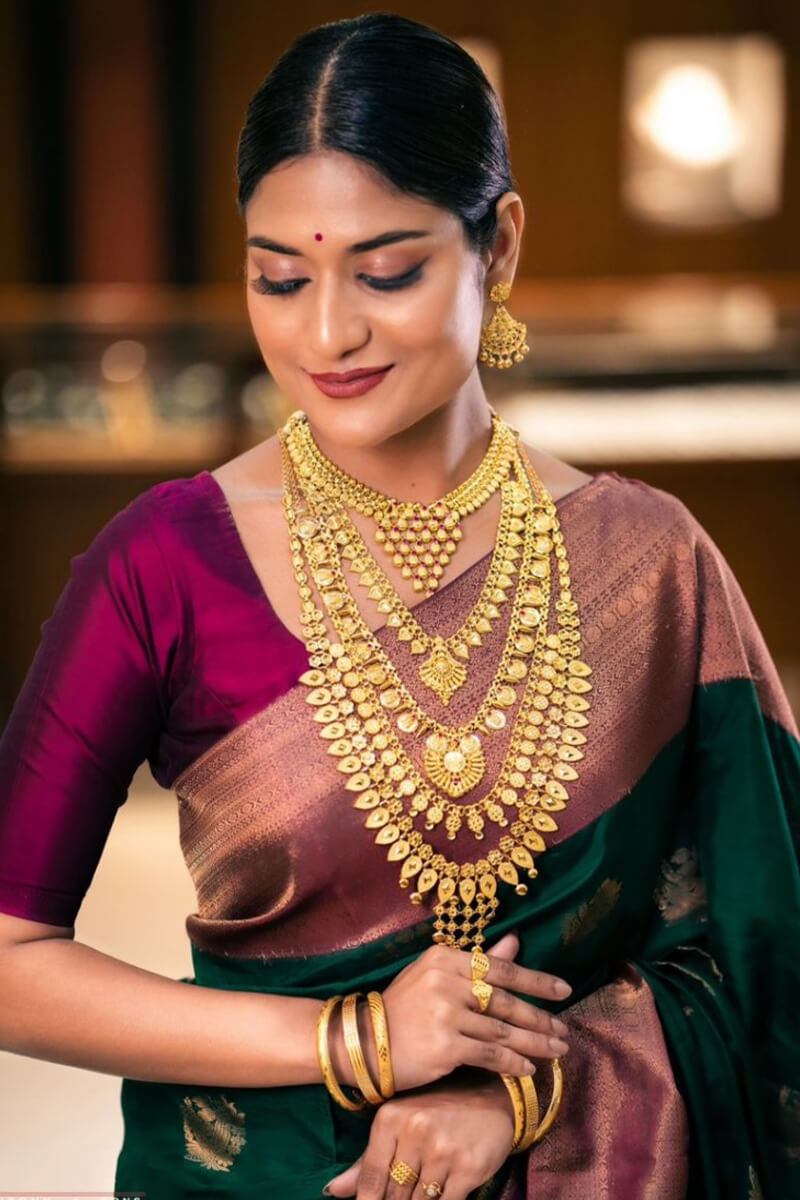 Scintilla Dark Green Soft Silk Saree With Tempting Blouse Piece