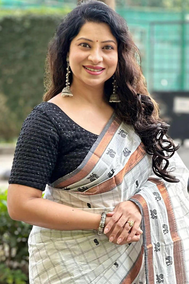 Diaphanous Off White Soft Silk Saree With Super classy Blouse Piece