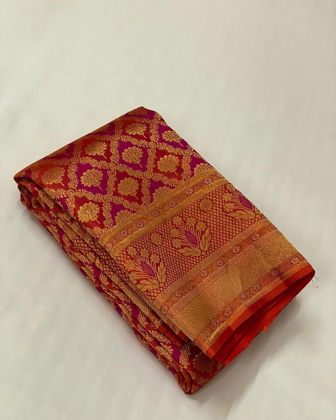 Surreptitious Red Soft Silk Saree With Stunner Blouse Piece