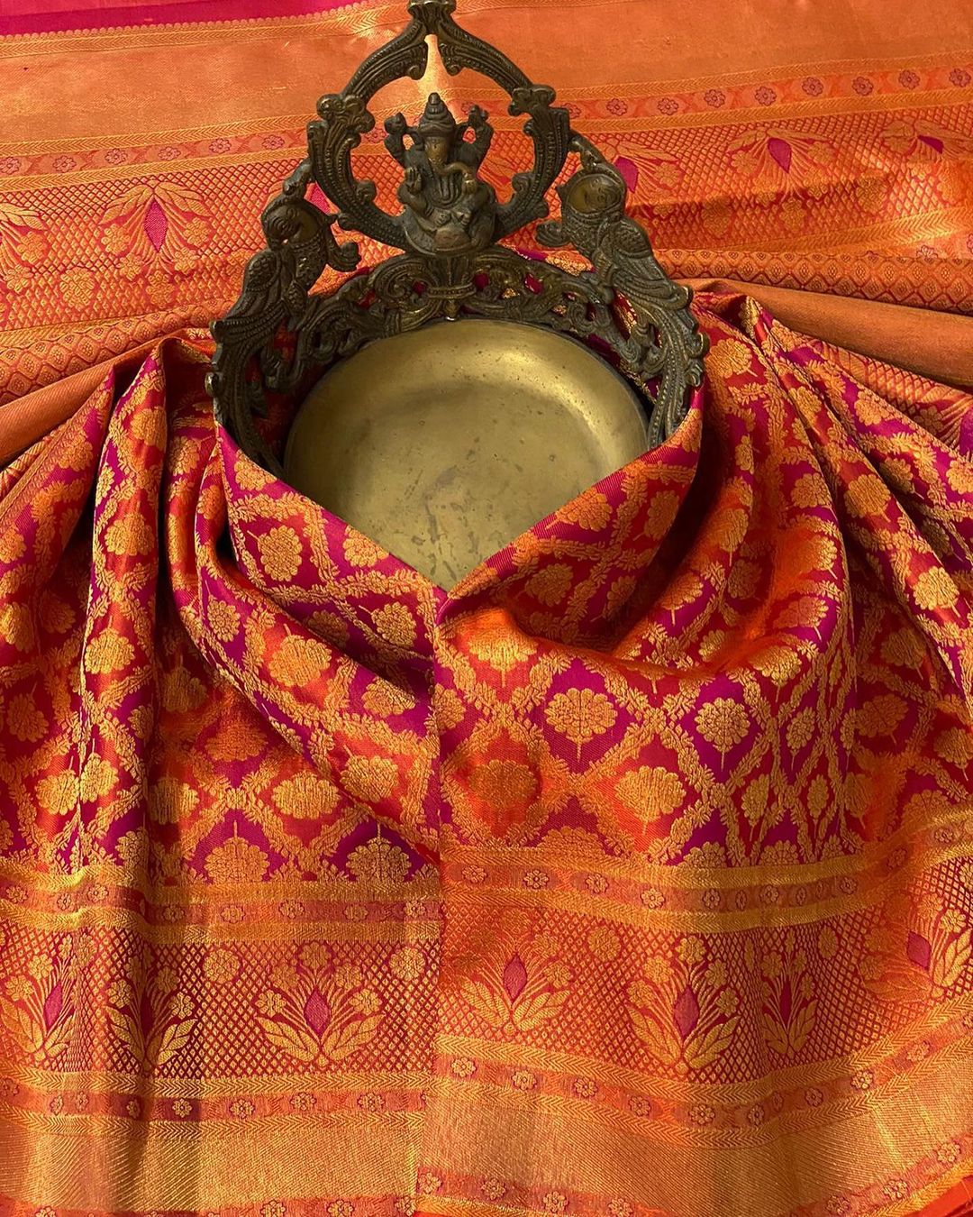 Surreptitious Red Soft Silk Saree With Stunner Blouse Piece