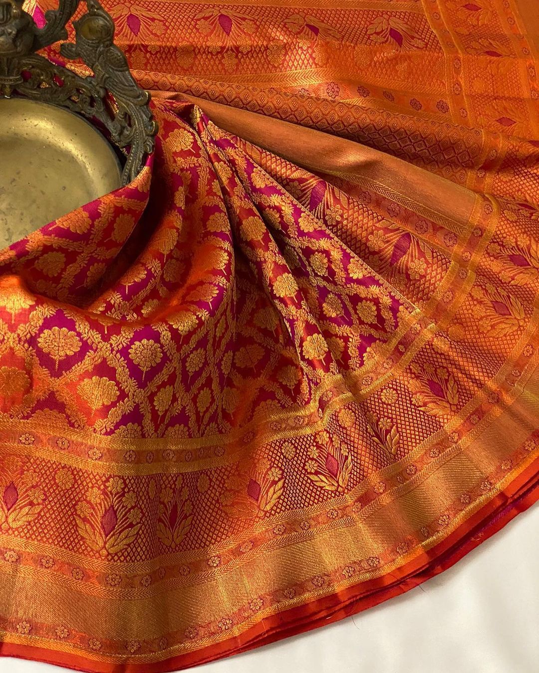 Surreptitious Red Soft Silk Saree With Stunner Blouse Piece