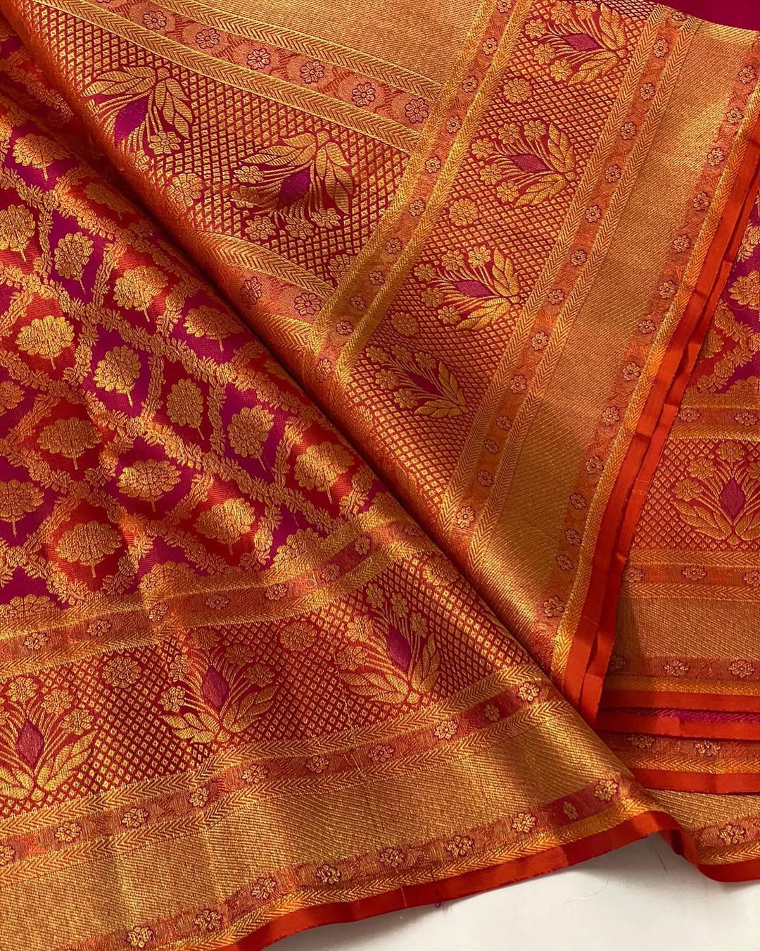 Surreptitious Red Soft Silk Saree With Stunner Blouse Piece