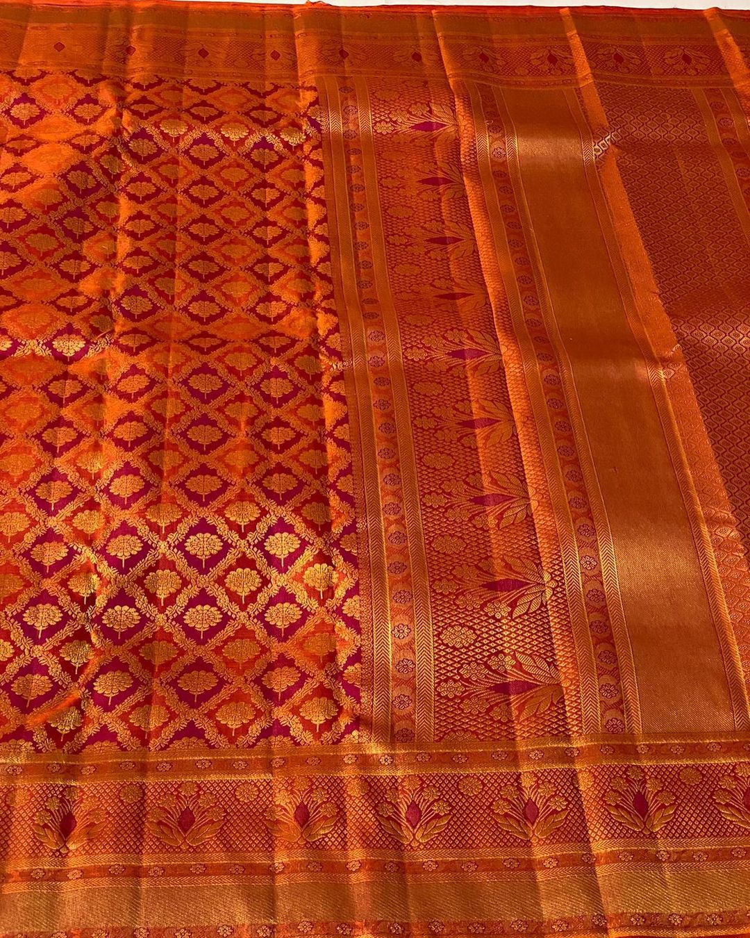 Surreptitious Red Soft Silk Saree With Stunner Blouse Piece
