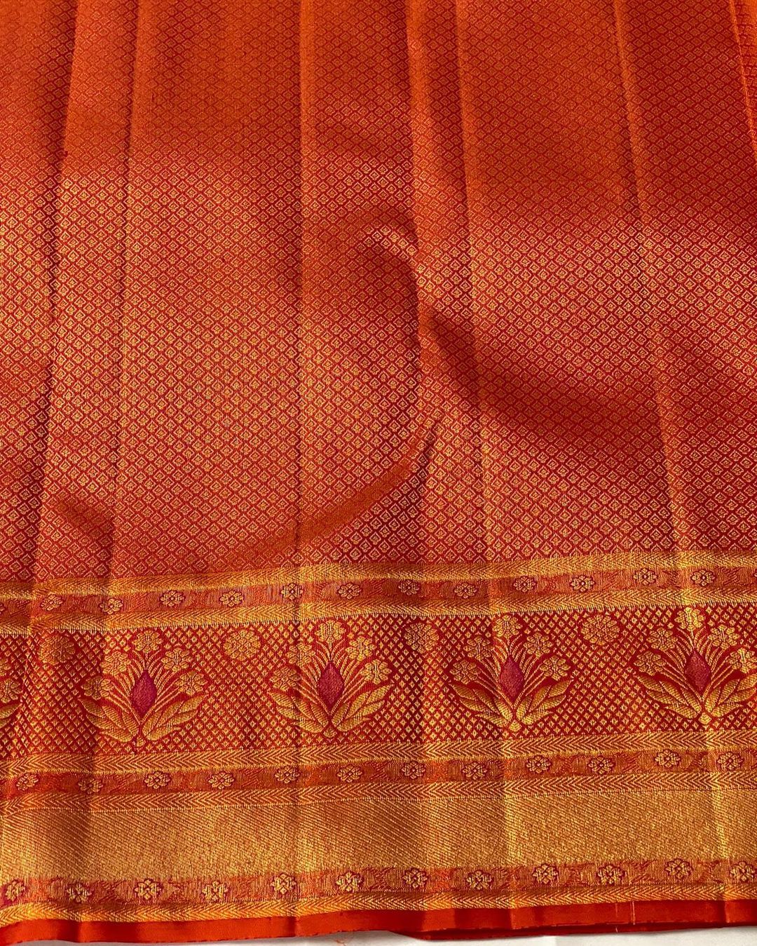 Surreptitious Red Soft Silk Saree With Stunner Blouse Piece