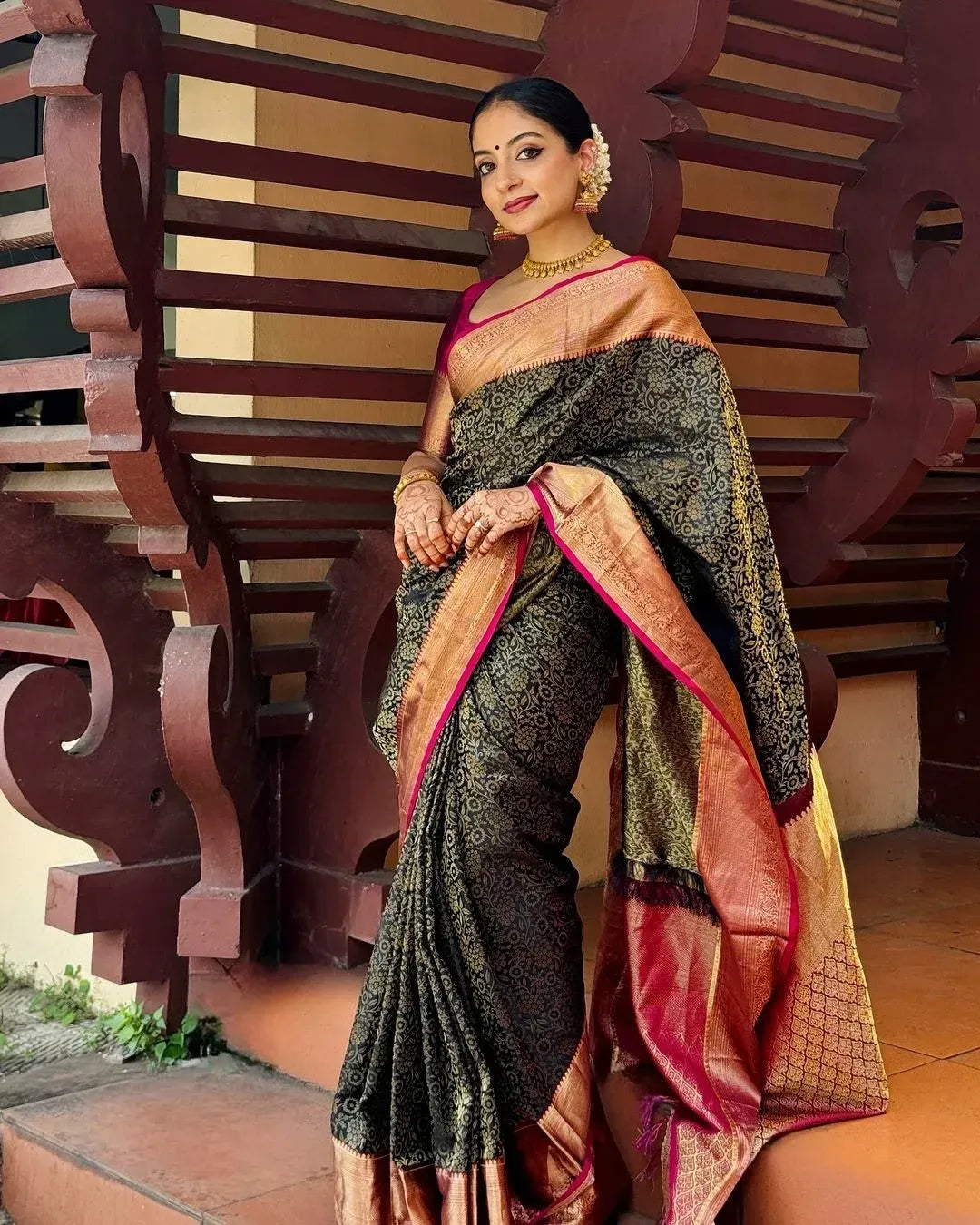 Smart Black Soft Silk Saree With Entrancing Blouse Piece