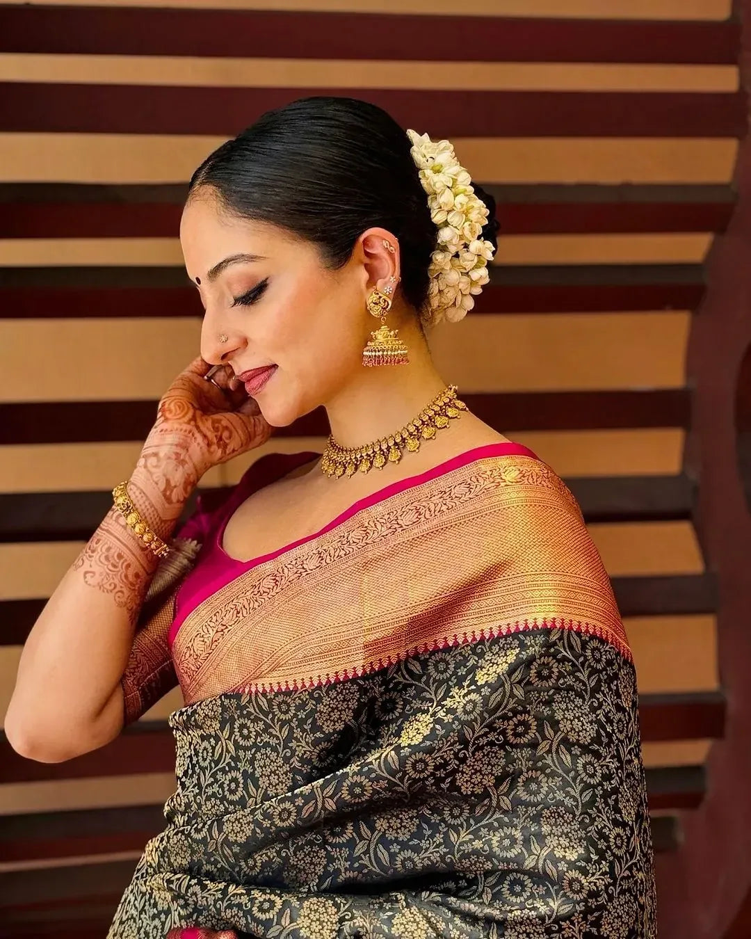 Smart Black Soft Silk Saree With Entrancing Blouse Piece