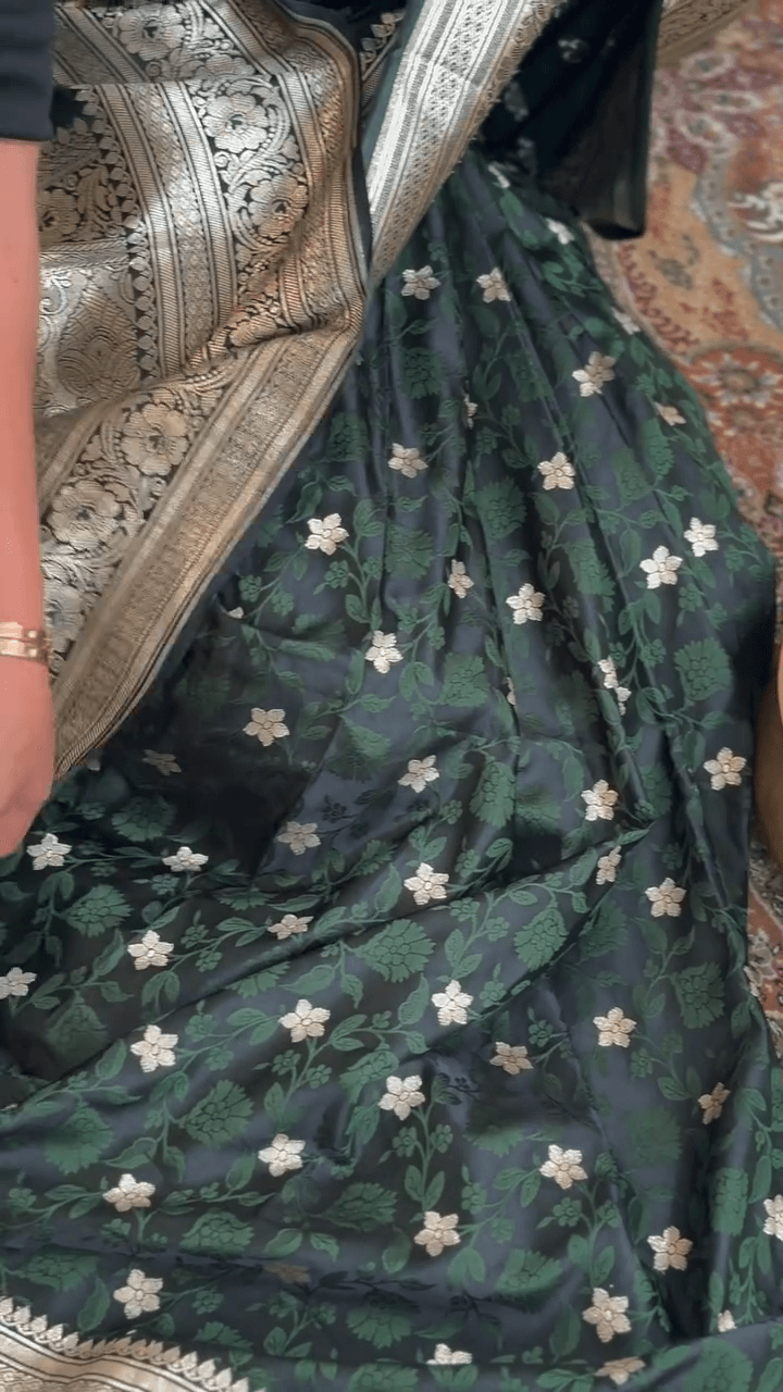 Conflate Dark Green Soft Silk Saree With Serendipity Blouse Piece