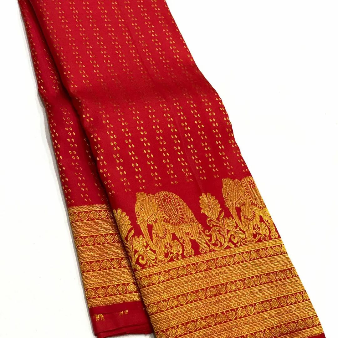 Super extravagant Red Soft Banarasi Silk Saree With Ravishing Blouse Piece