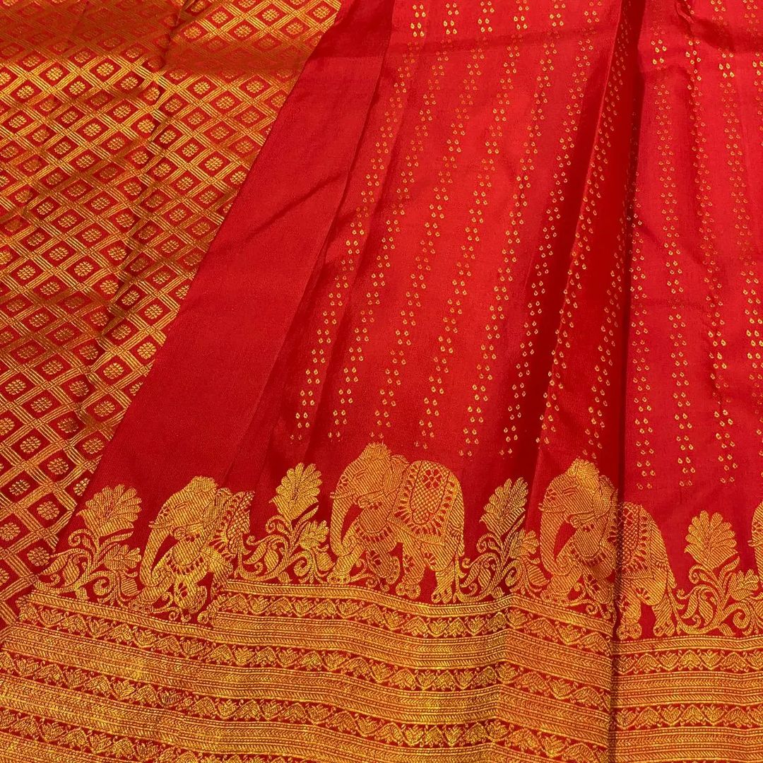 Super extravagant Red Soft Banarasi Silk Saree With Ravishing Blouse Piece