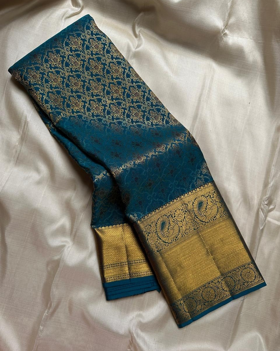 A dreamy Rama Soft Banarasi Silk Saree With Captivating Blouse Piece