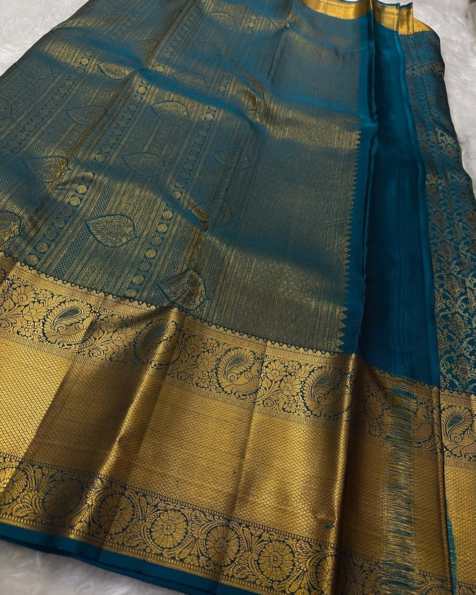 A dreamy Rama Soft Banarasi Silk Saree With Captivating Blouse Piece