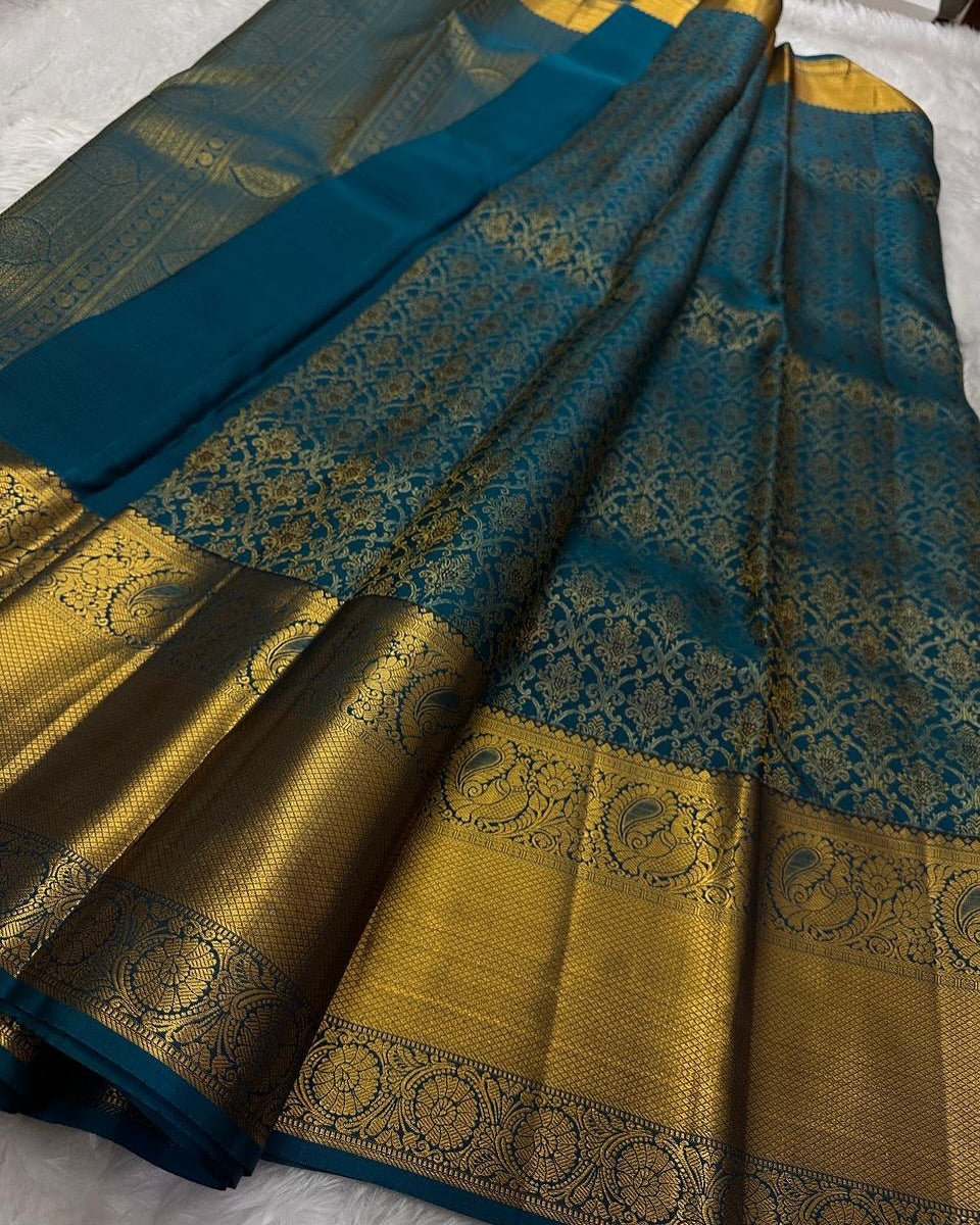 A dreamy Rama Soft Banarasi Silk Saree With Captivating Blouse Piece