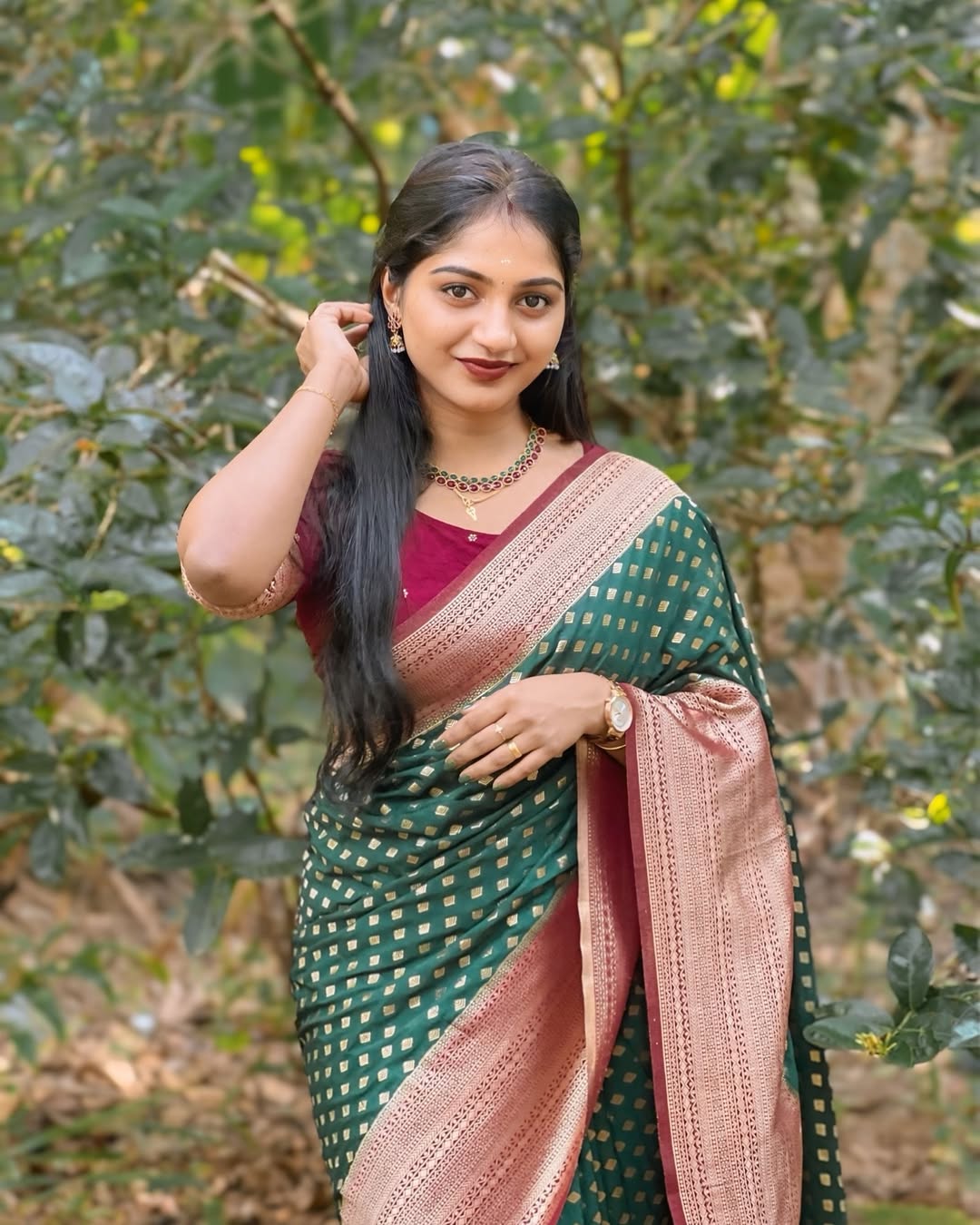 Winsome Dark Green Soft Silk Saree With Vestigial Blouse Piece