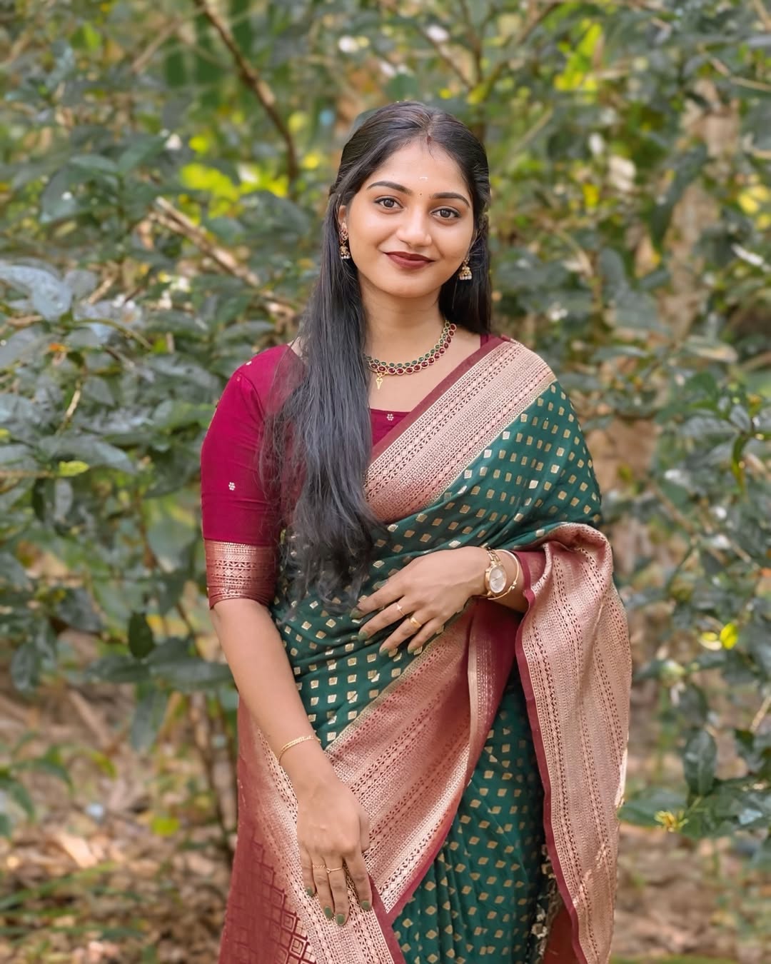 Winsome Dark Green Soft Silk Saree With Vestigial Blouse Piece