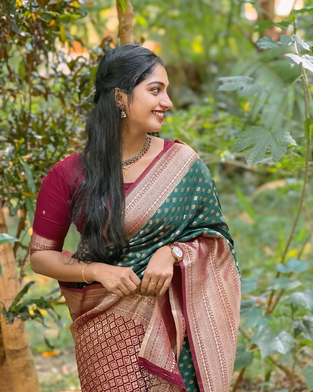 Winsome Dark Green Soft Silk Saree With Vestigial Blouse Piece