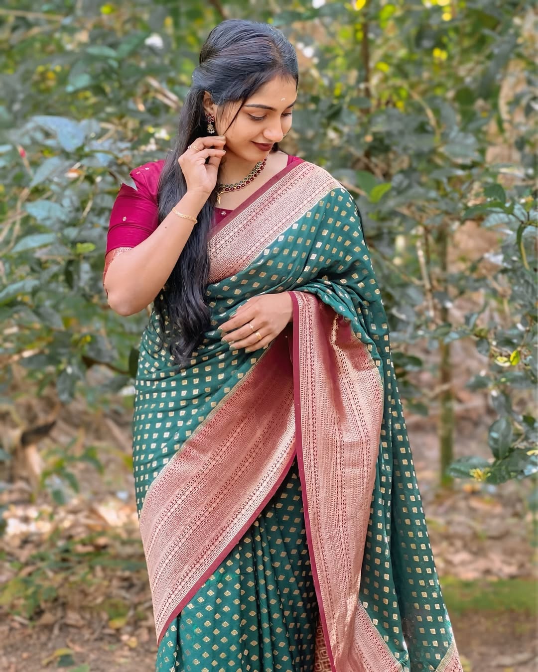 Winsome Dark Green Soft Silk Saree With Vestigial Blouse Piece
