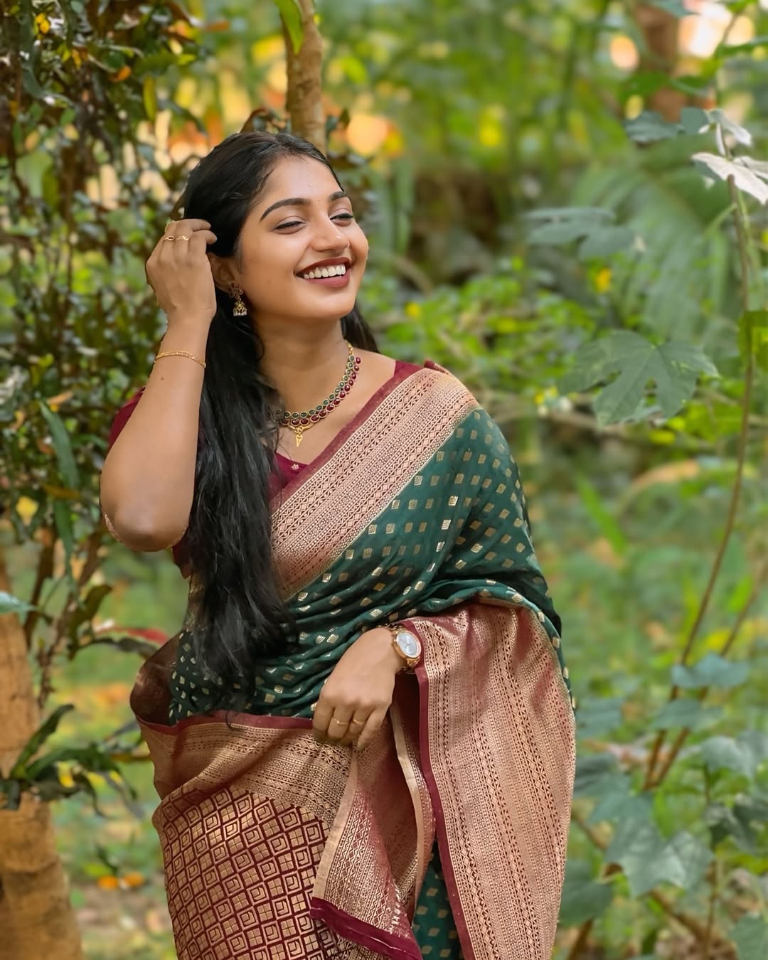 Winsome Dark Green Soft Silk Saree With Vestigial Blouse Piece