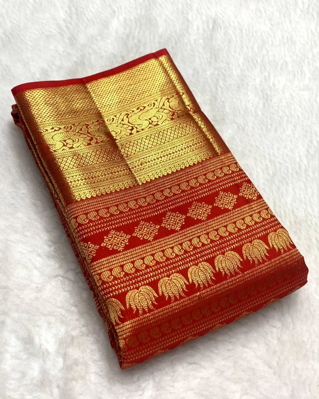 Lustrous Red Soft Banarasi Silk Saree With Attractive Blouse Piece