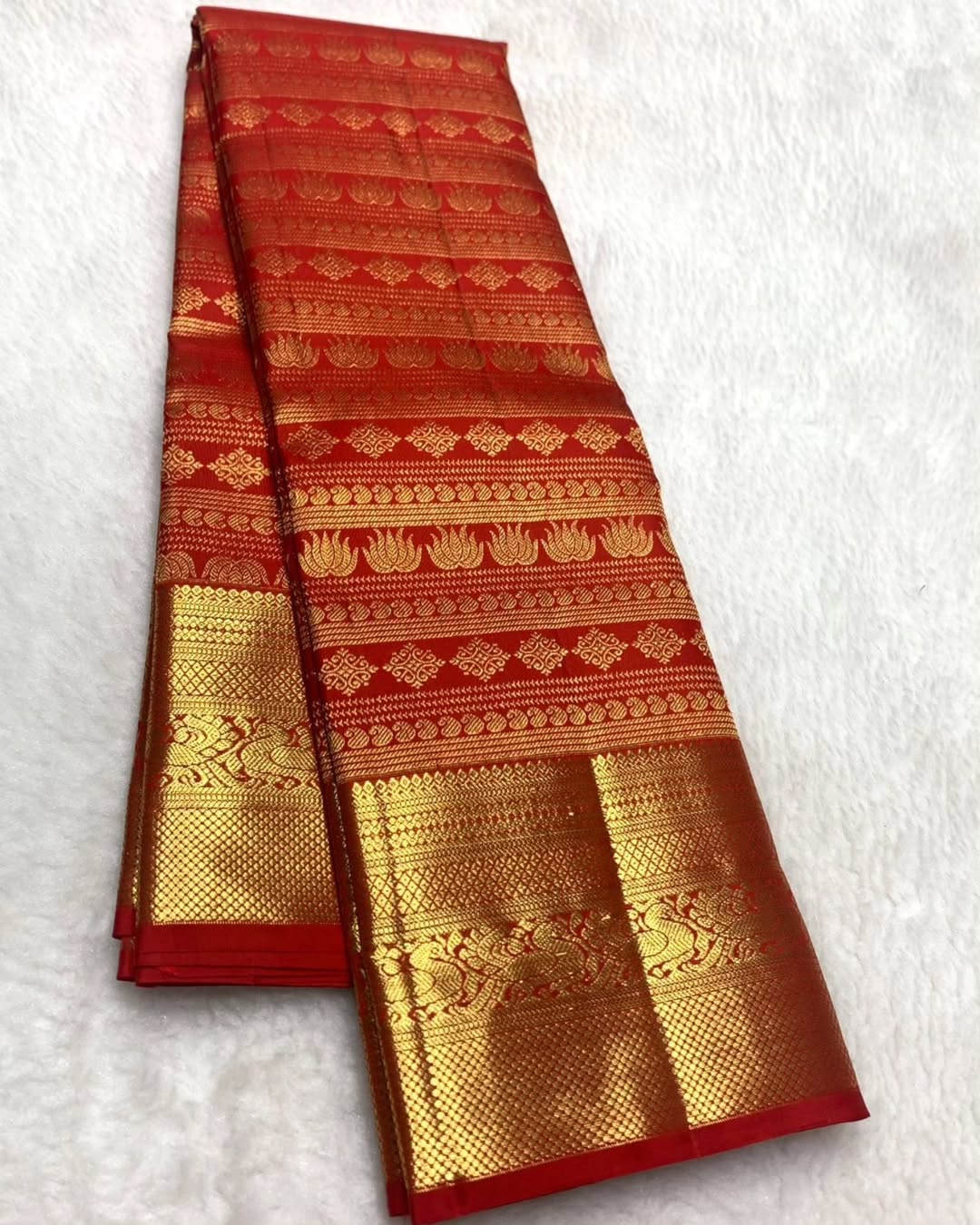 Lustrous Red Soft Banarasi Silk Saree With Attractive Blouse Piece