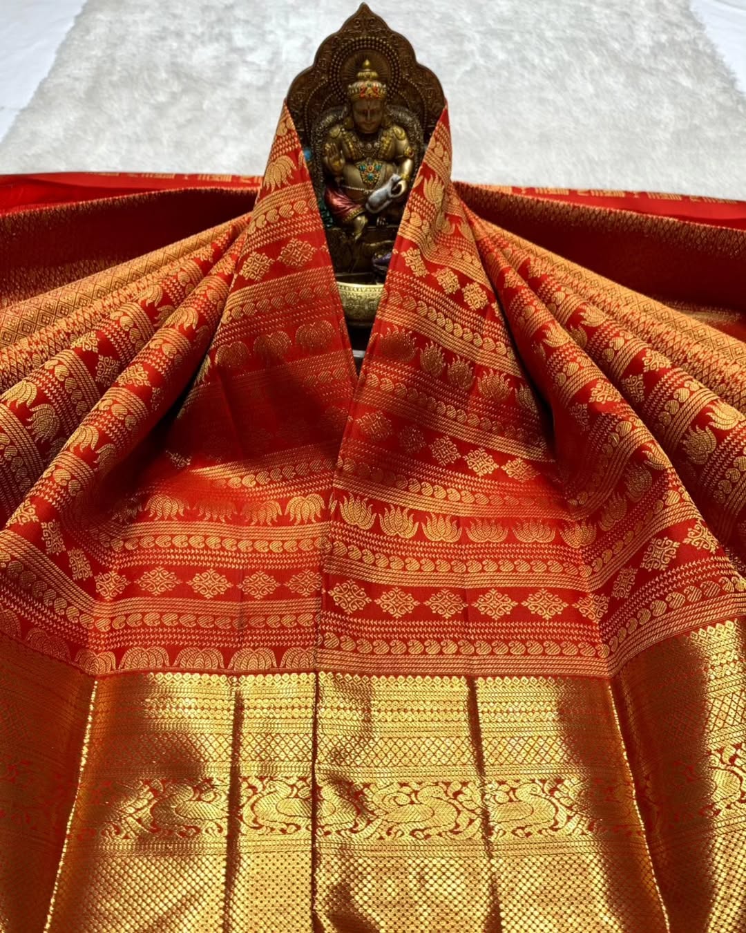 Lustrous Red Soft Banarasi Silk Saree With Attractive Blouse Piece