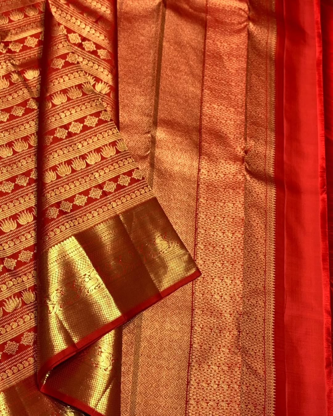 Lustrous Red Soft Banarasi Silk Saree With Attractive Blouse Piece