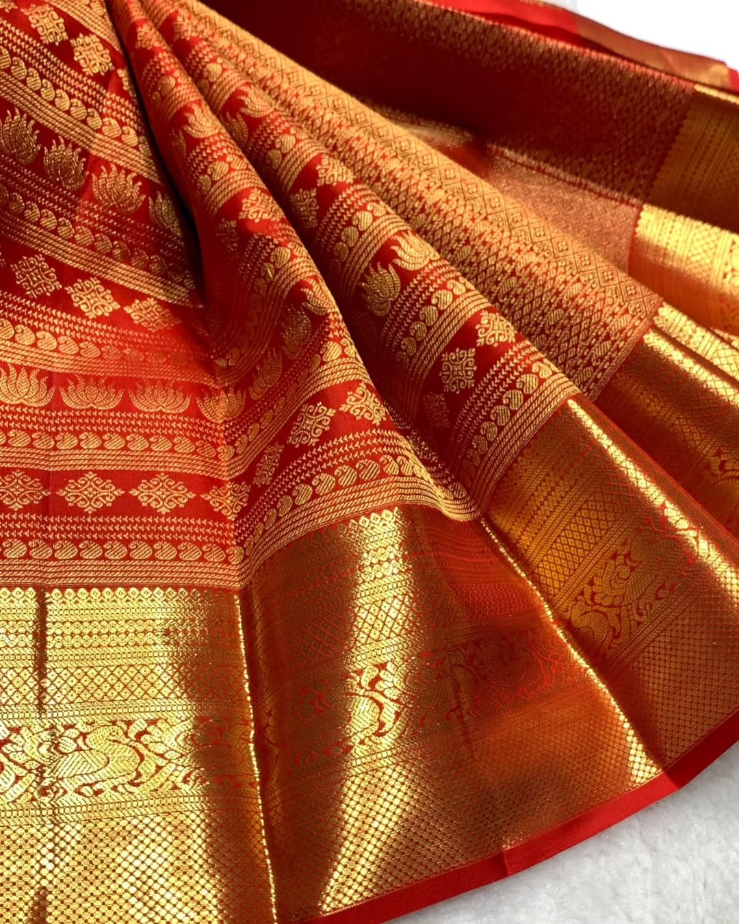 Lustrous Red Soft Banarasi Silk Saree With Attractive Blouse Piece