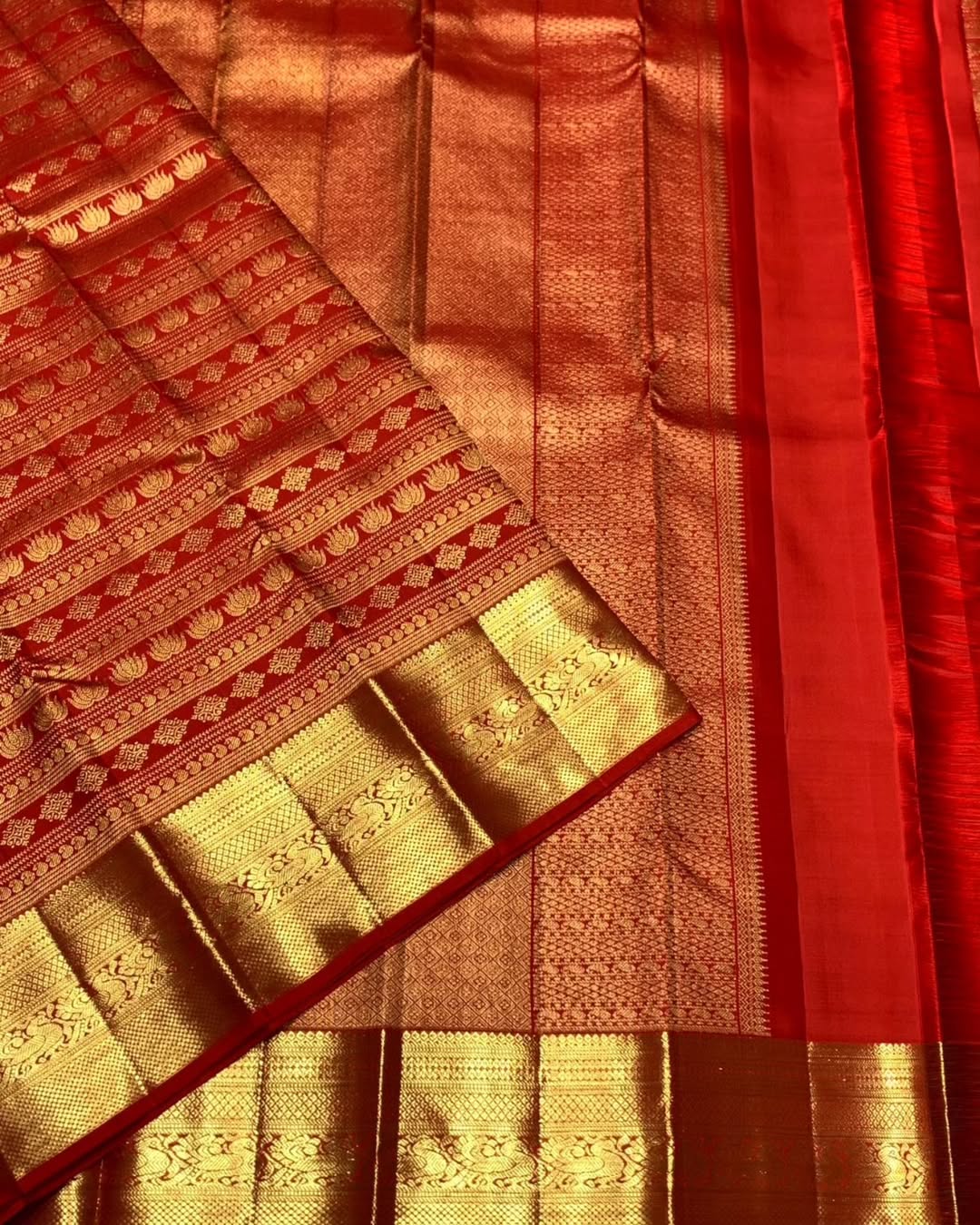 Lustrous Red Soft Banarasi Silk Saree With Attractive Blouse Piece