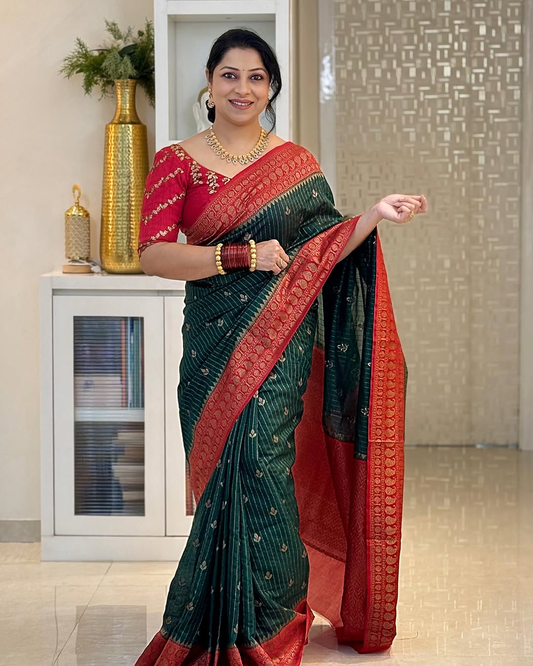 Forbearance Dark Green Soft Silk Saree With Conflate Blouse Piece