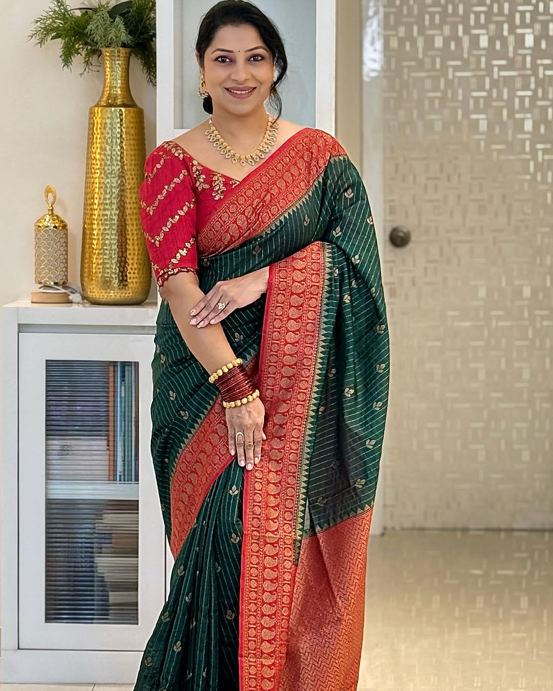 Forbearance Dark Green Soft Silk Saree With Conflate Blouse Piece