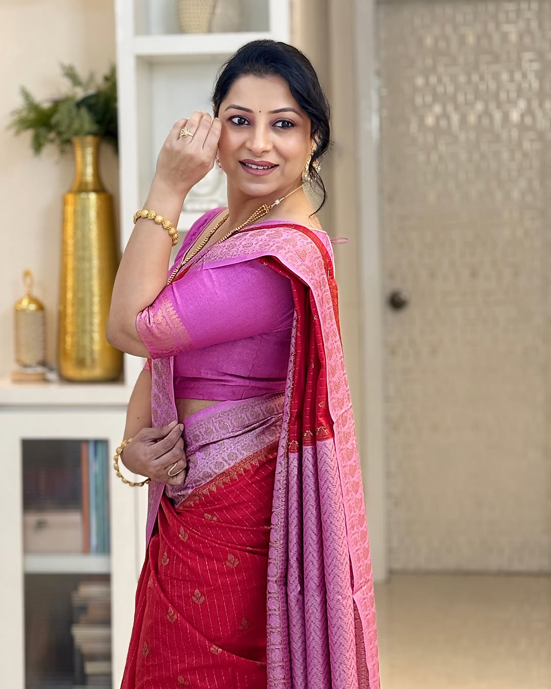 Flaunt Red Soft Silk Saree With Elegant Blouse Piece