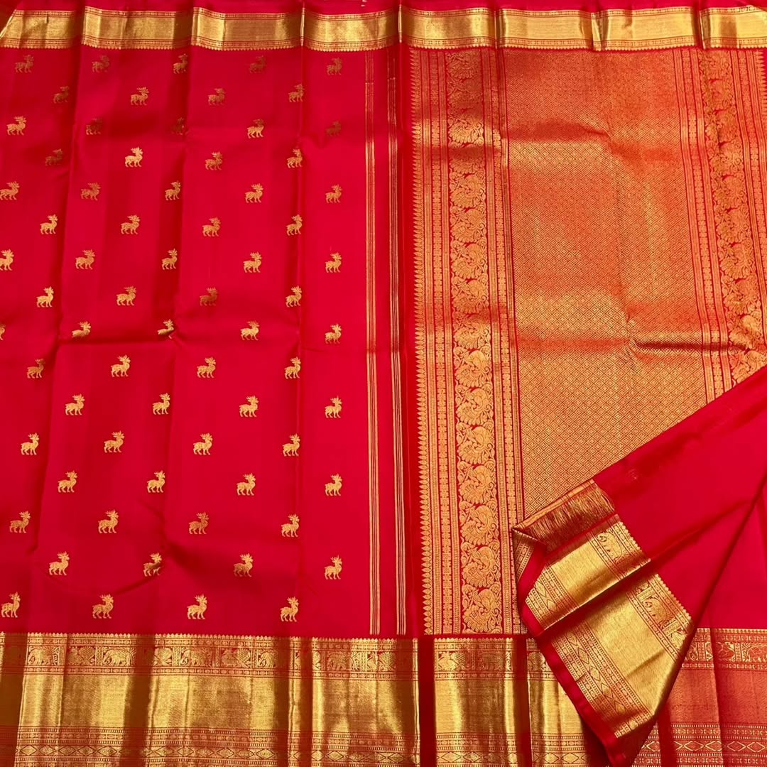 Arresting Red Soft Banarasi Silk Saree With Exquisite Blouse Piece