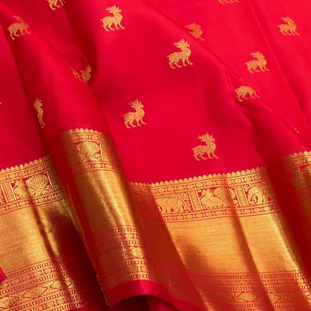 Arresting Red Soft Banarasi Silk Saree With Exquisite Blouse Piece