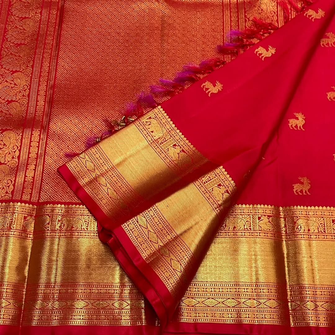 Arresting Red Soft Banarasi Silk Saree With Exquisite Blouse Piece