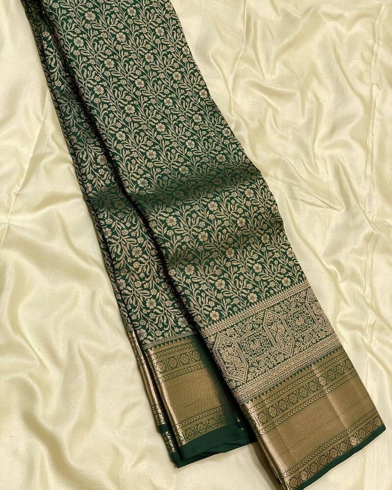 Imaginative Dark Green Soft Banarasi Silk Saree With Denouement Blouse Piece