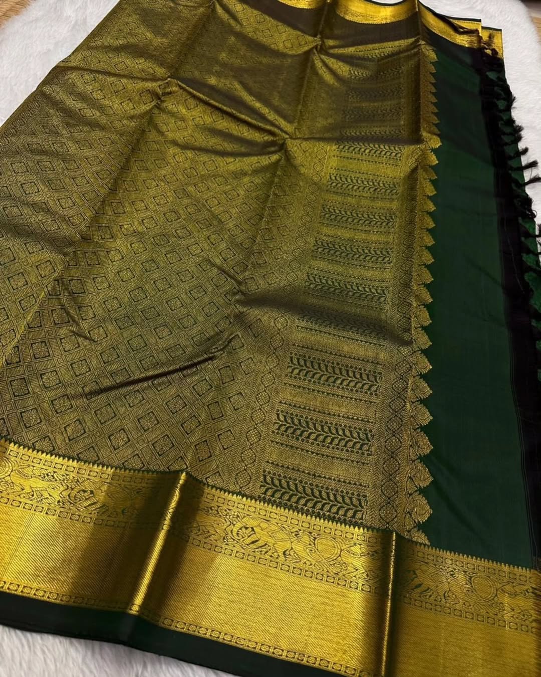 Appealing Dark Green Soft Banarasi Silk Saree With Charming Blouse Piece