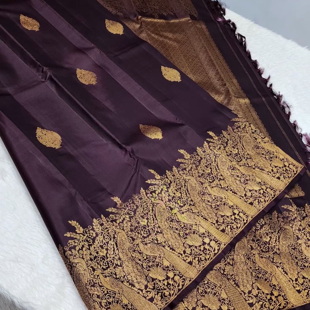 Vestigial Purple Soft Banarasi Silk Saree With Magnificat Blouse Piece