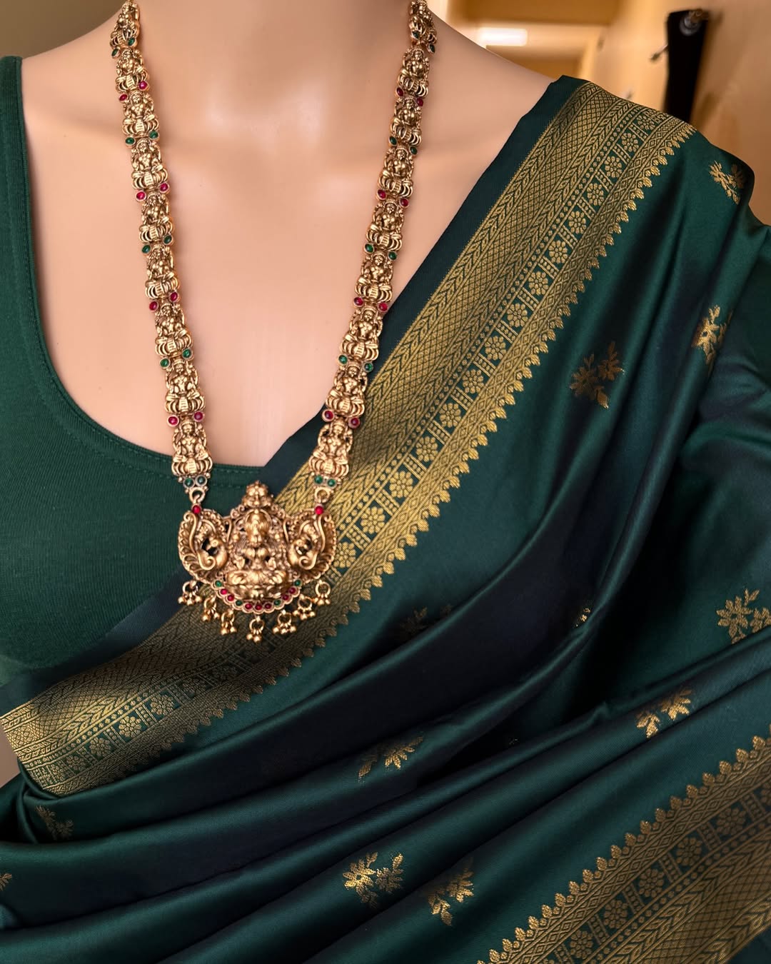 Enthralling Dark Green Soft Banarasi Silk Saree With Adorable Blouse Piece