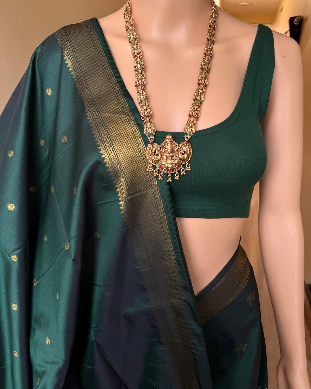 Enthralling Dark Green Soft Banarasi Silk Saree With Adorable Blouse Piece