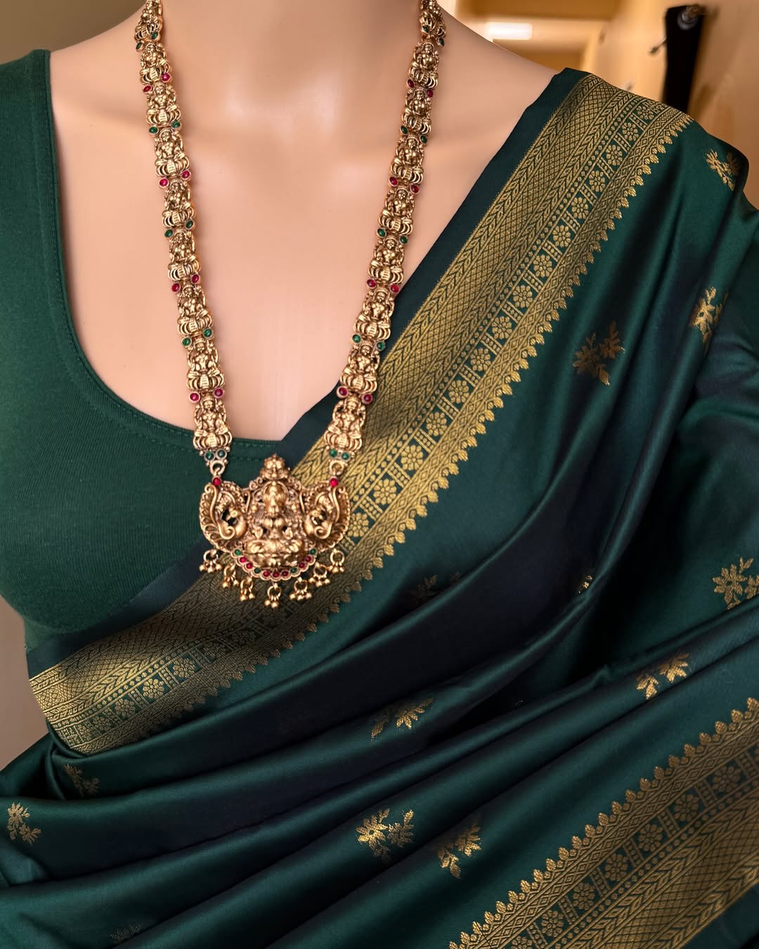Enthralling Dark Green Soft Banarasi Silk Saree With Adorable Blouse Piece