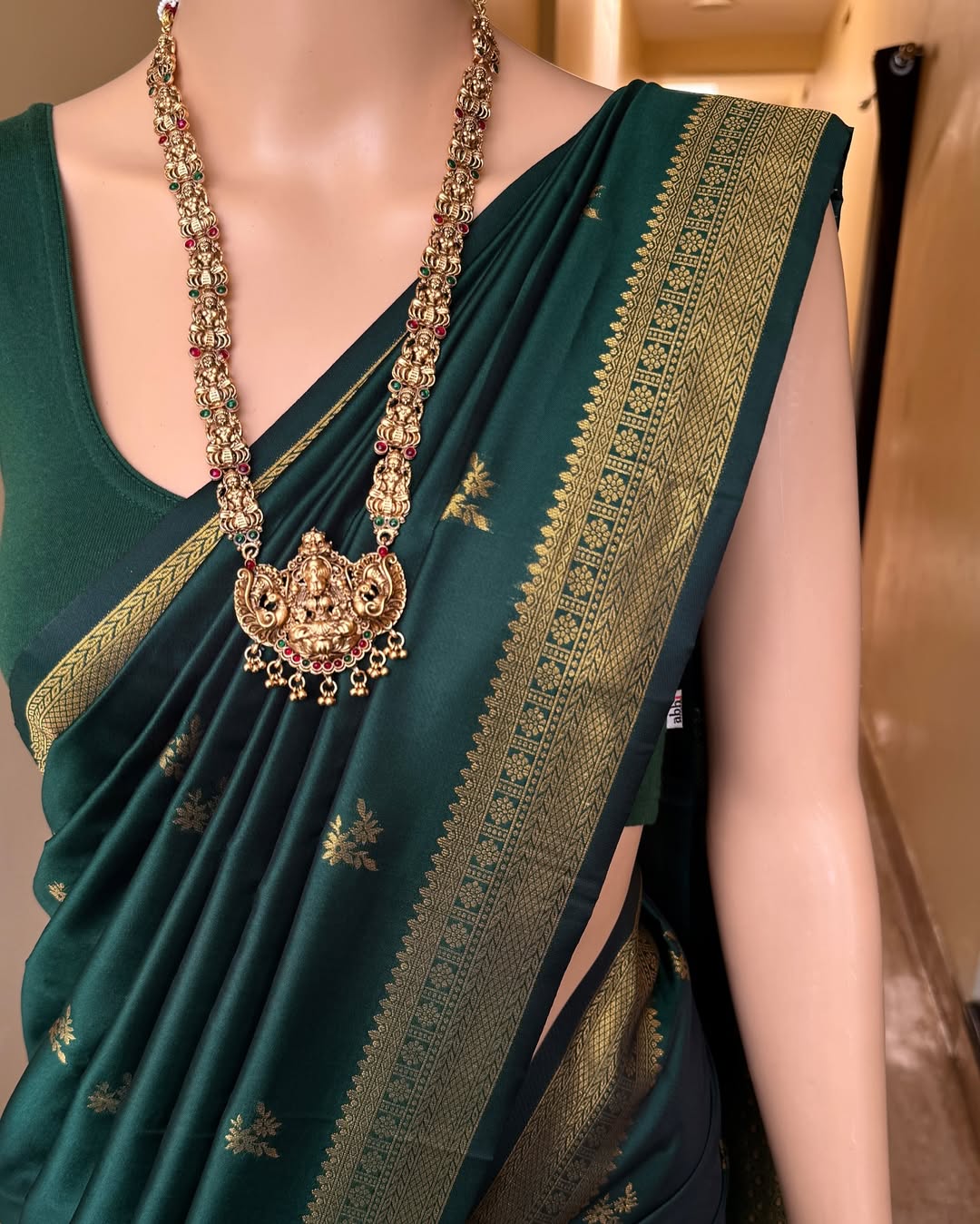 Enthralling Dark Green Soft Banarasi Silk Saree With Adorable Blouse Piece