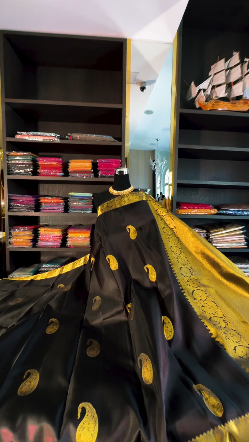 Quintessential Black Soft Banarasi Silk Saree With Inspiring Blouse Piece