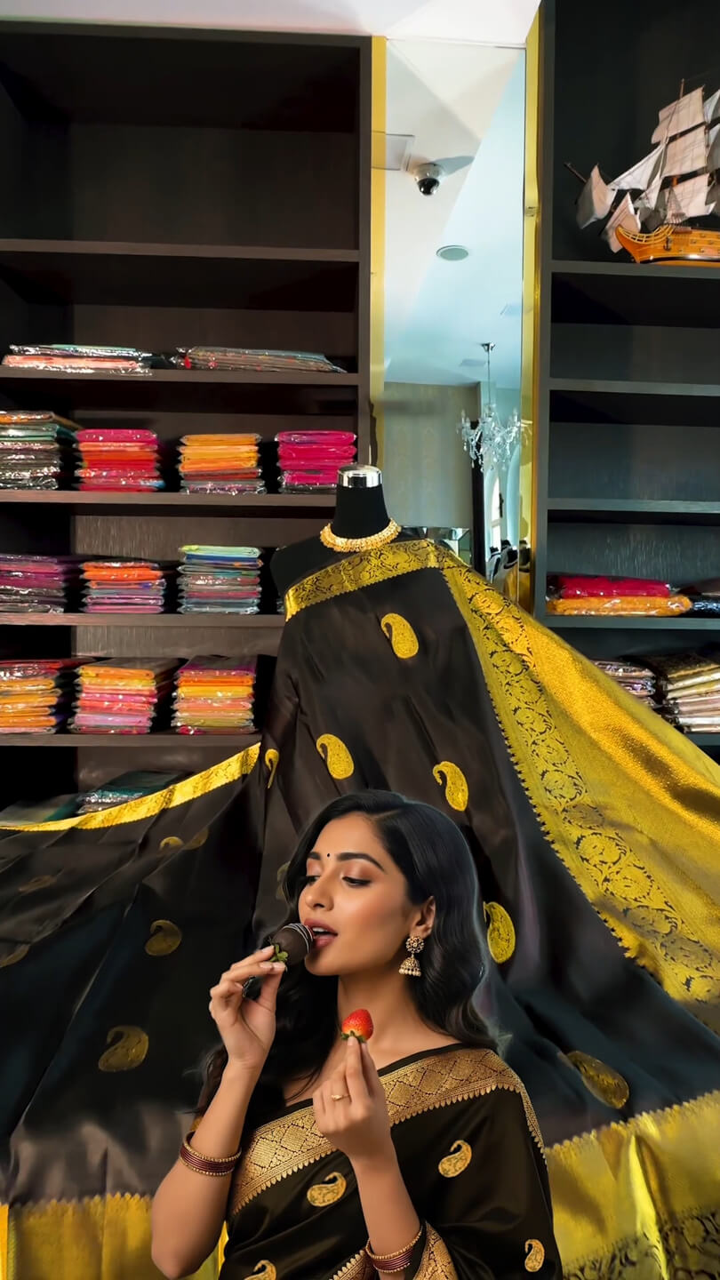 Quintessential Black Soft Banarasi Silk Saree With Inspiring Blouse Piece