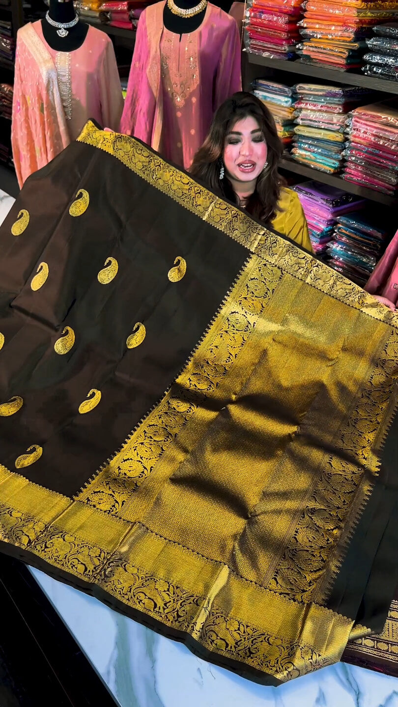 Quintessential Black Soft Banarasi Silk Saree With Inspiring Blouse Piece