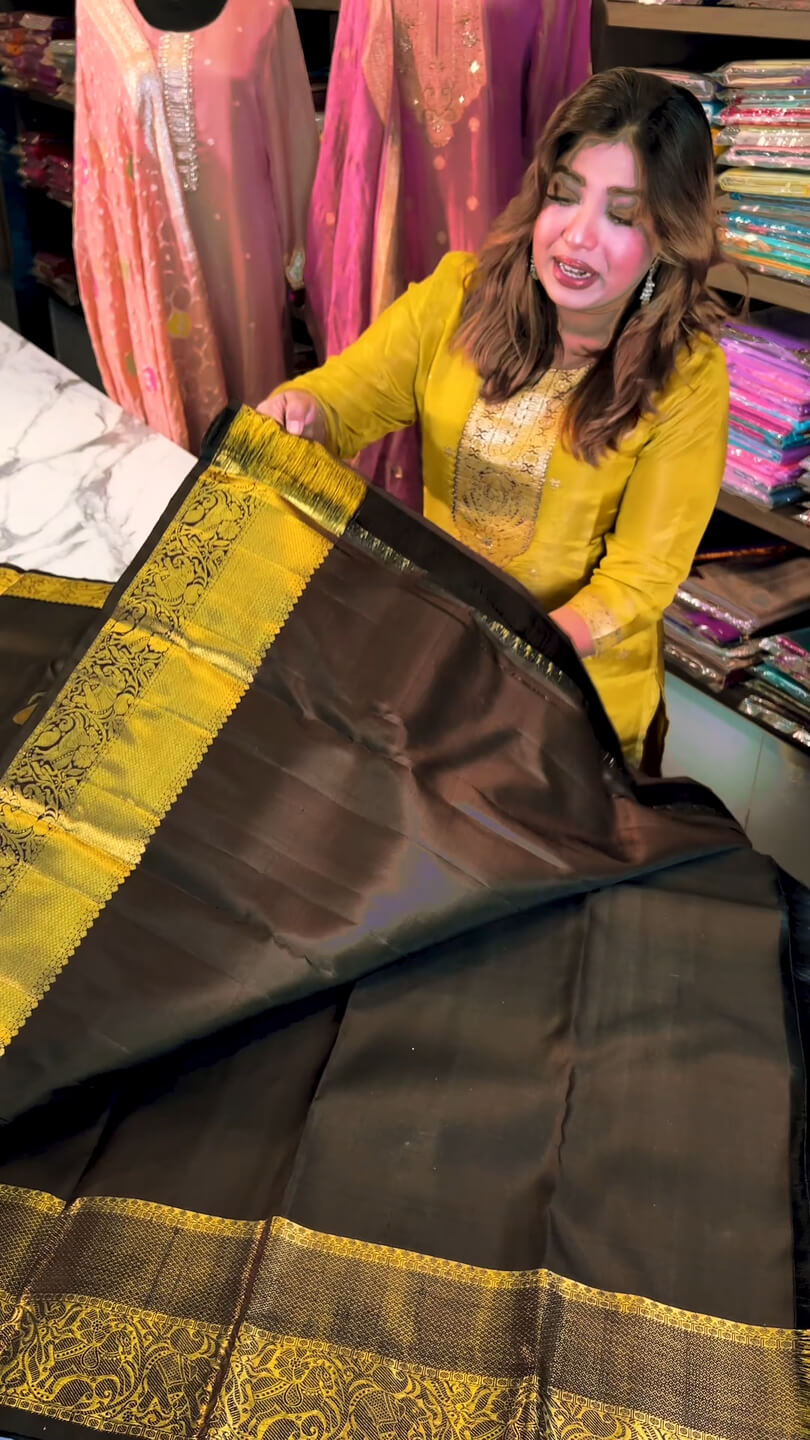 Quintessential Black Soft Banarasi Silk Saree With Inspiring Blouse Piece