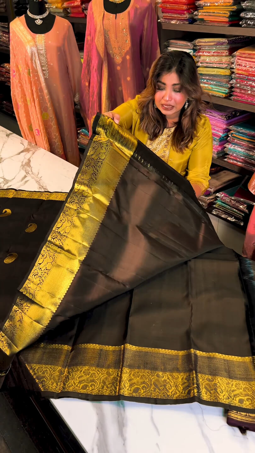 Quintessential Black Soft Banarasi Silk Saree With Inspiring Blouse Piece