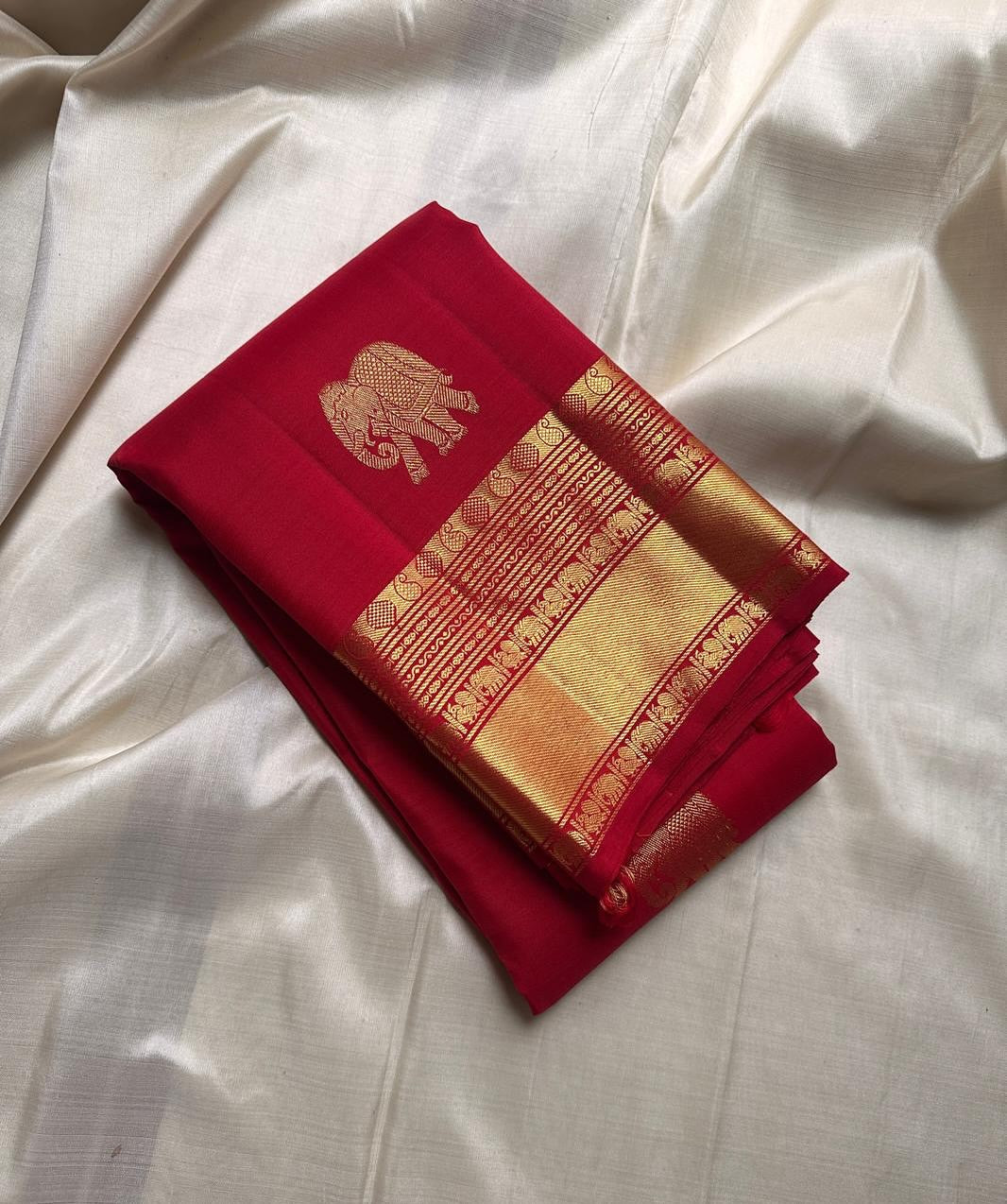 Desultory Red Soft Banarasi Silk Saree With Moiety Blouse Piece