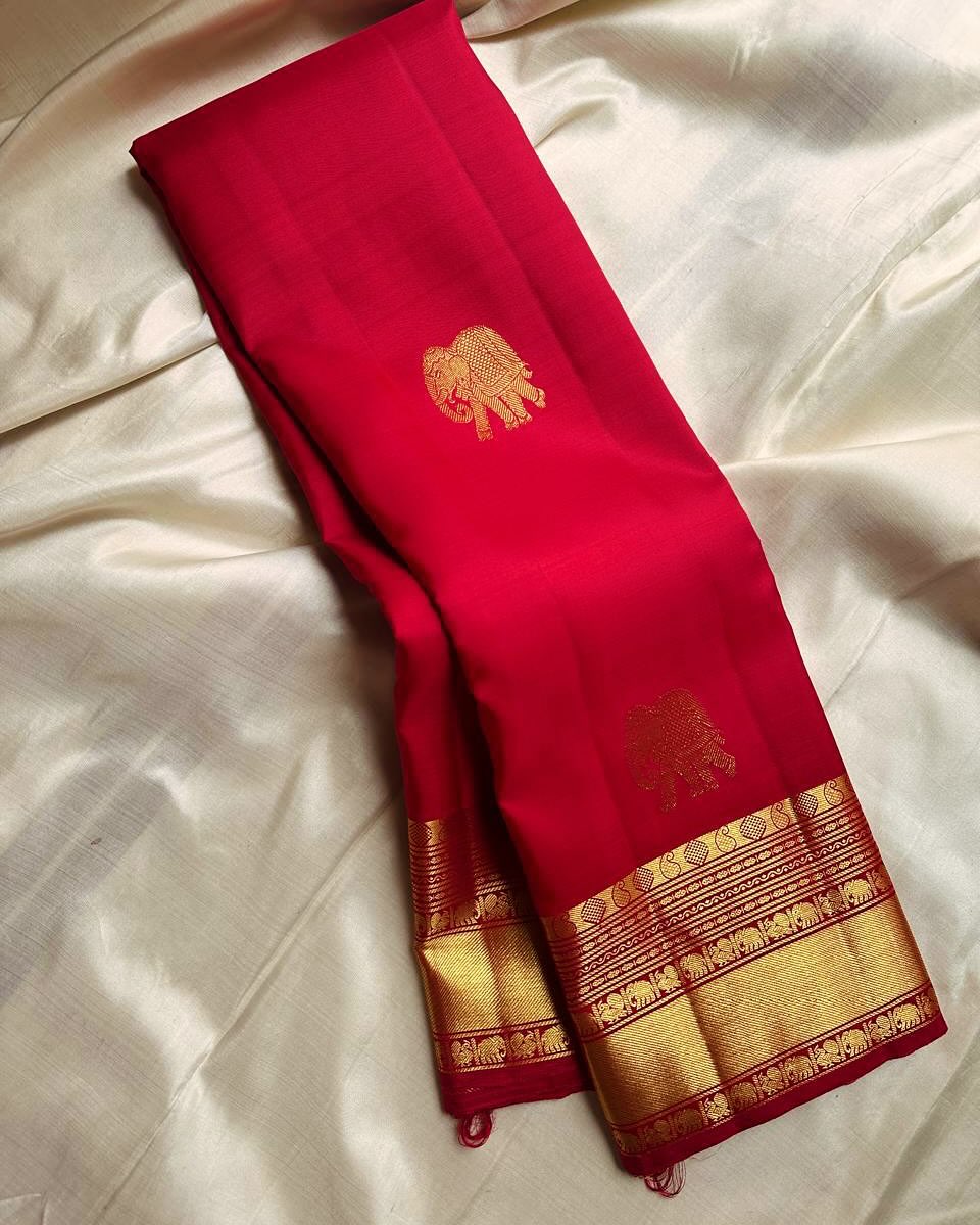 Desultory Red Soft Banarasi Silk Saree With Moiety Blouse Piece