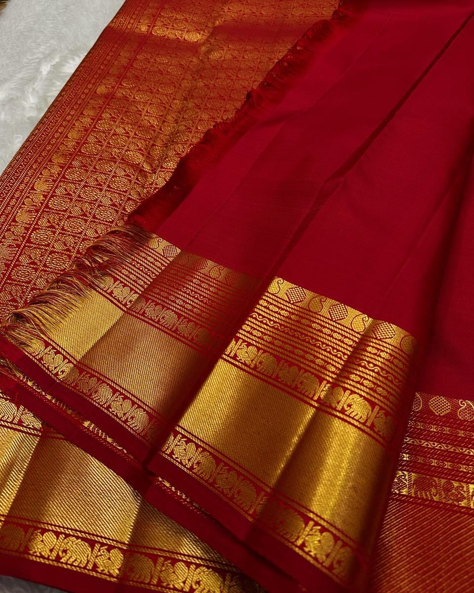 Desultory Red Soft Banarasi Silk Saree With Moiety Blouse Piece