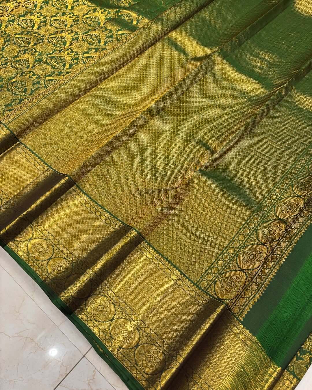 Blissful Dark Green Soft Banarasi Silk Saree With Evanescent Blouse Piece